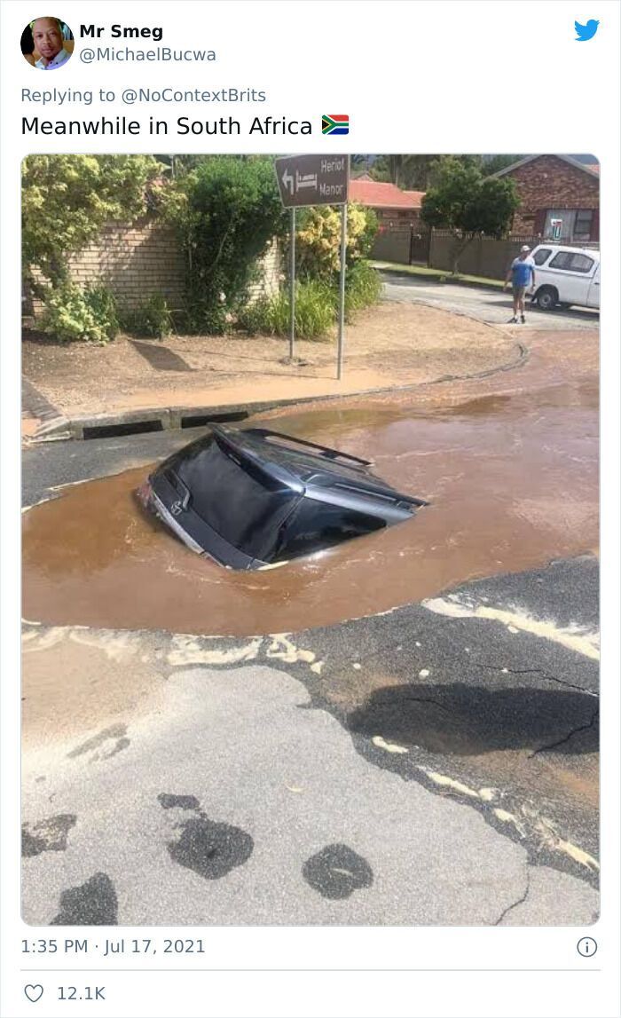 Автомобіль потонув у величезній ямі