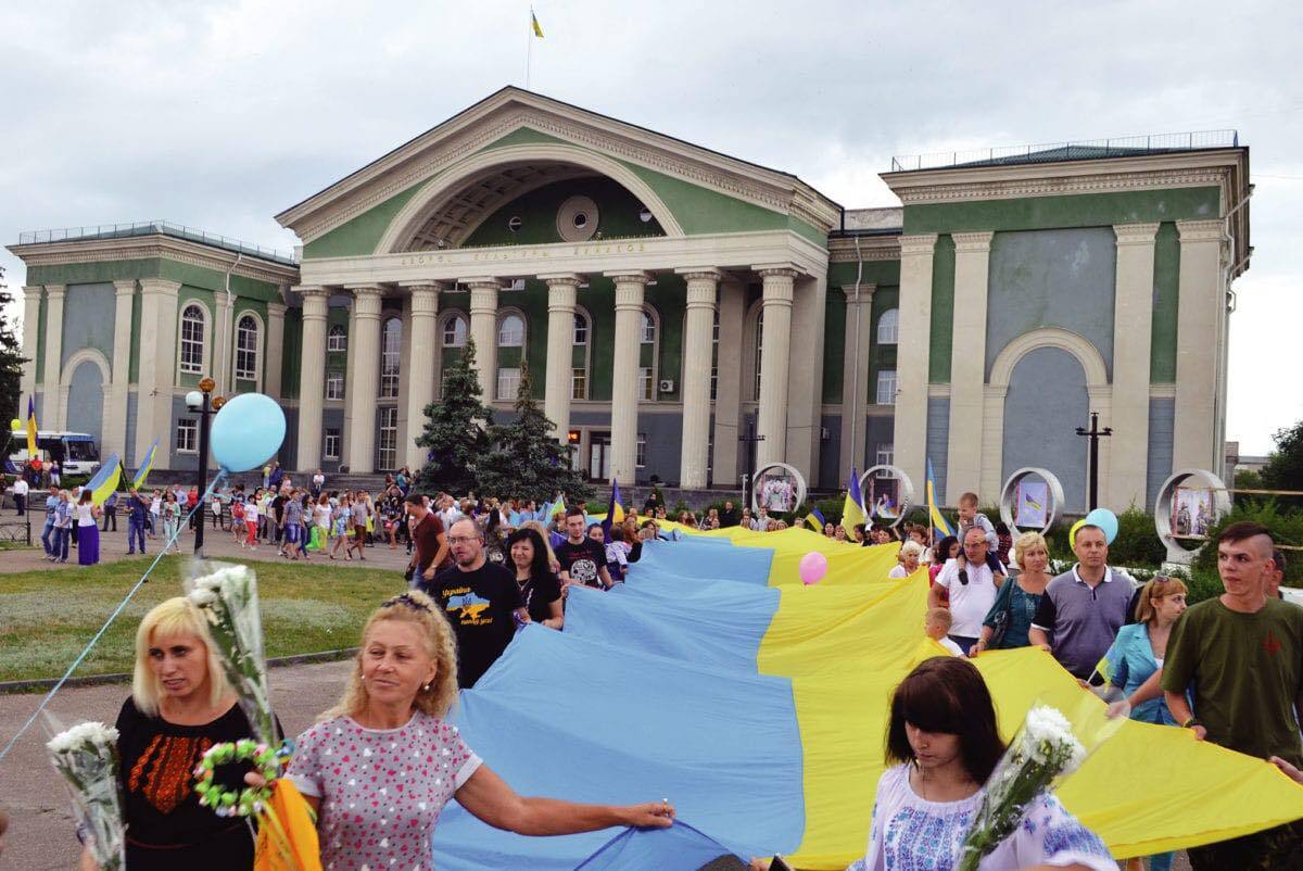 ВСУ встречали с флагами Украины