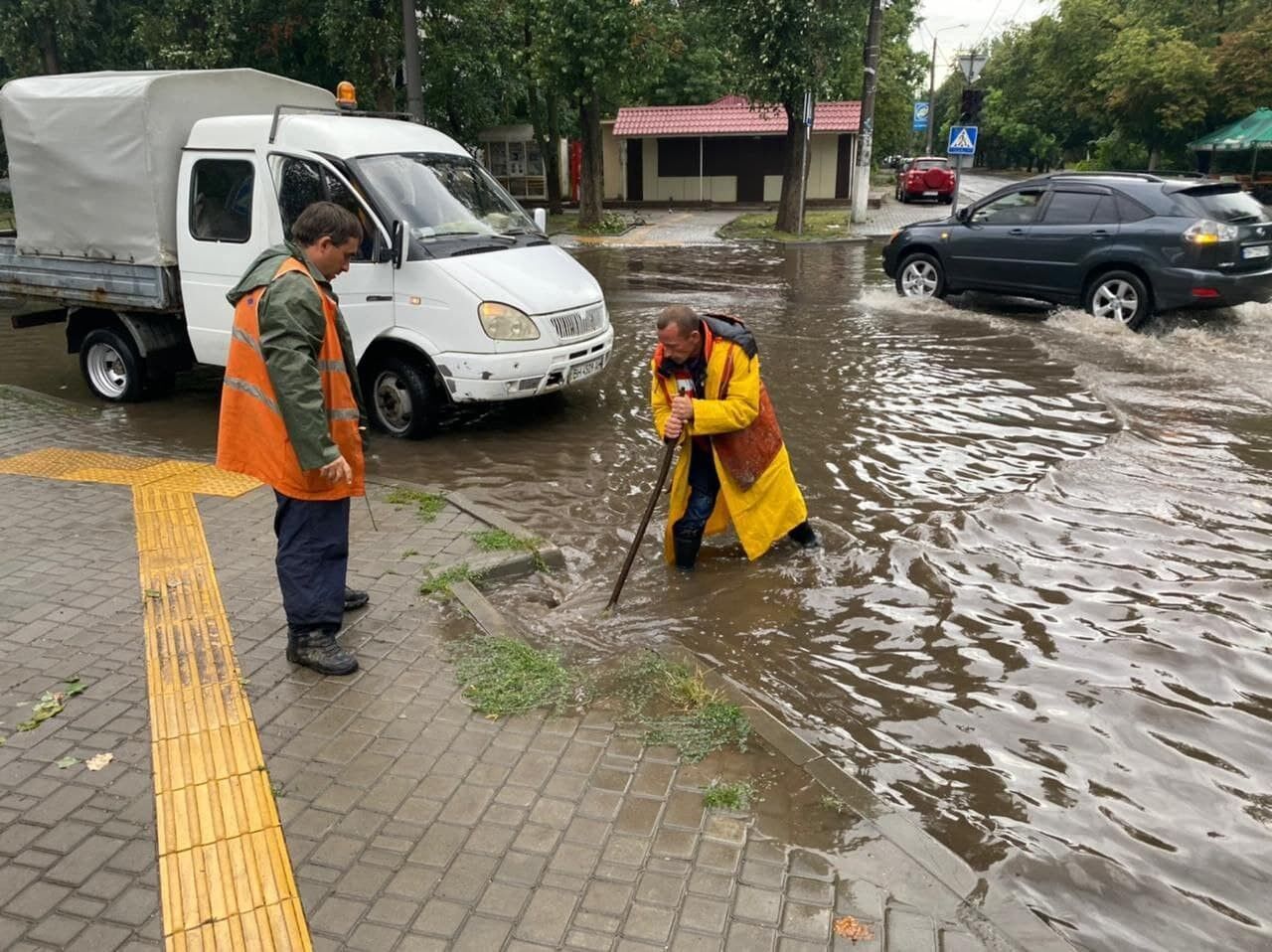 Коммунальщики устраняют последствия потопа