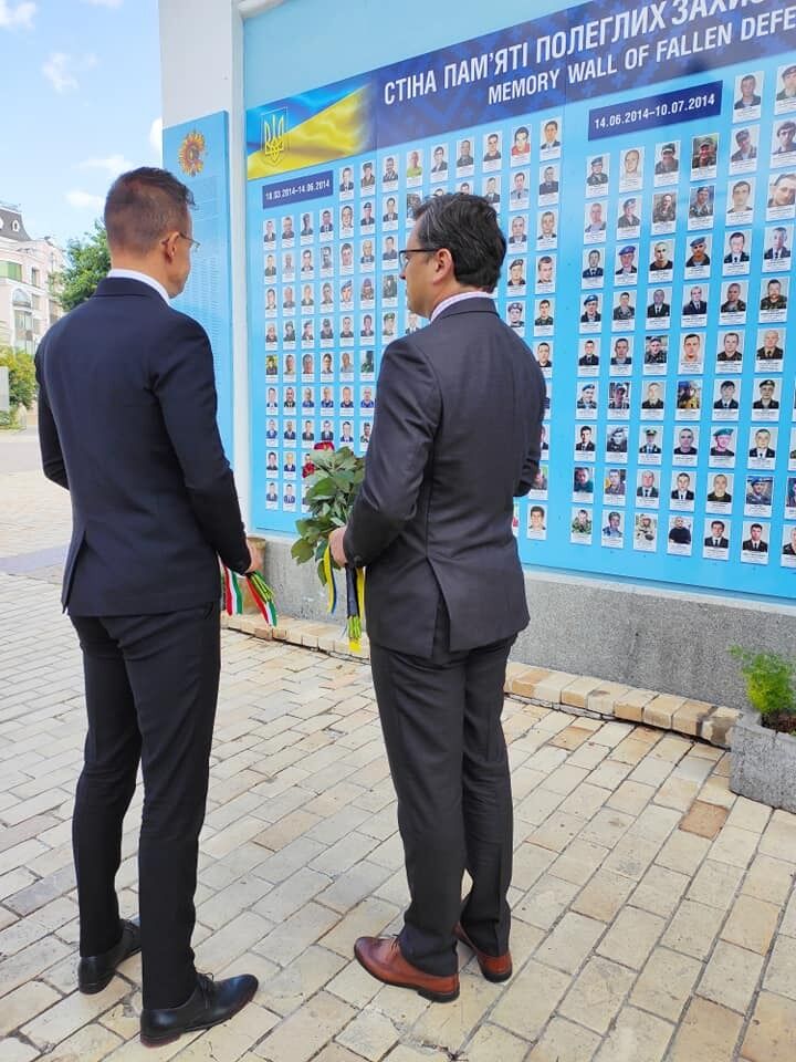 Сийярто и Кулеба возложили цветы к "Стене памяти погибших за Украину"