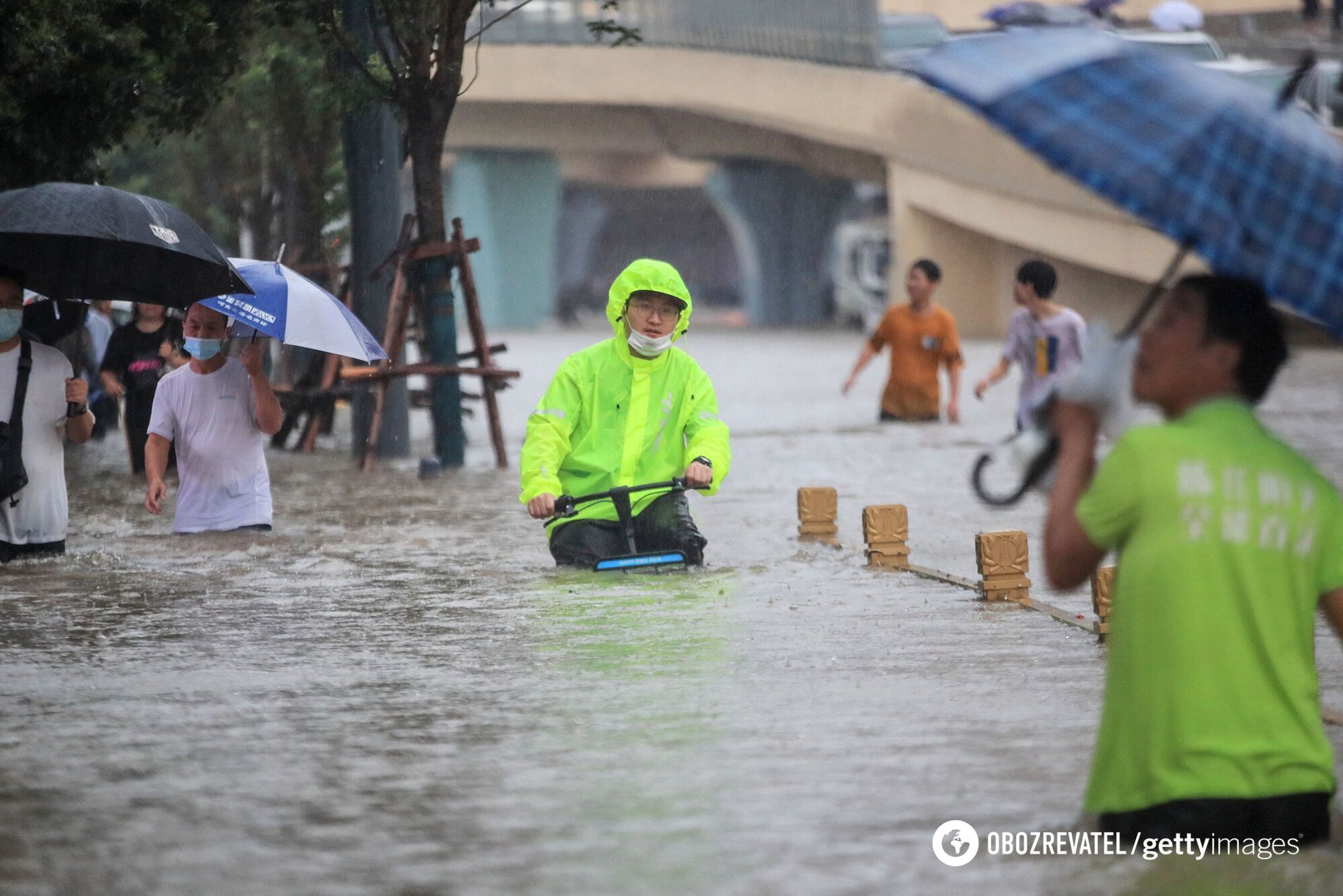 Вода затопила дороги