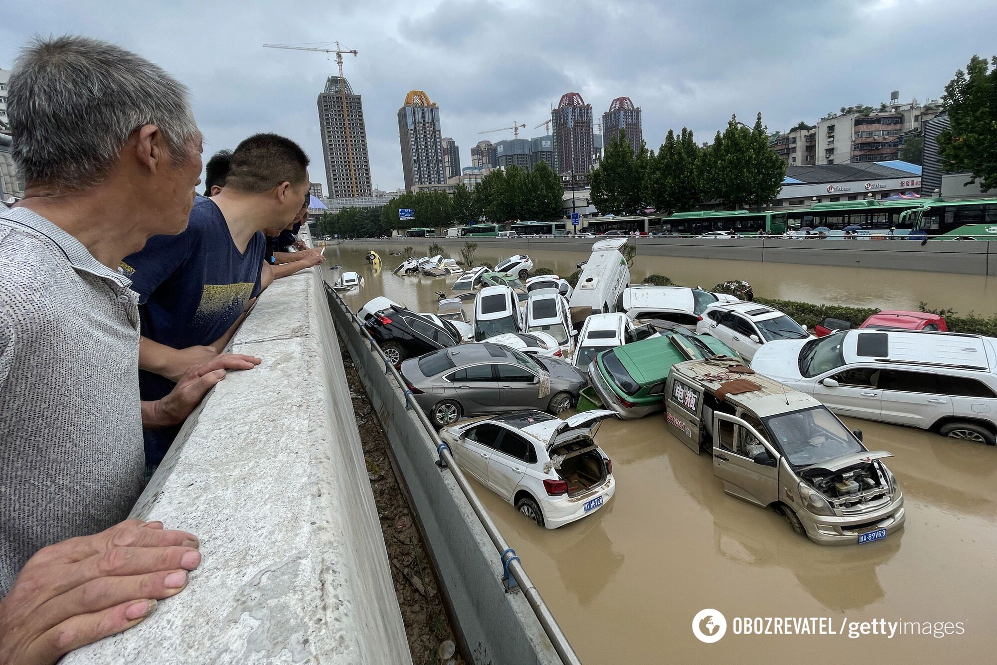 Вода затопила десятки авто