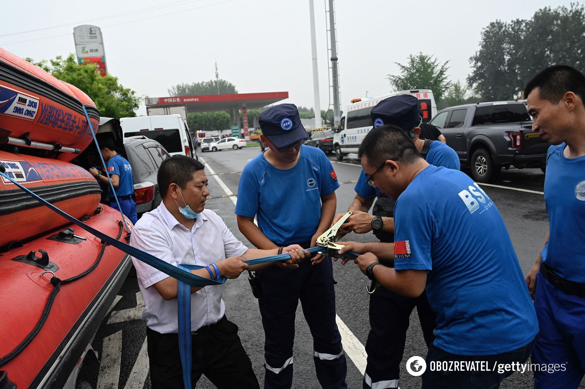 Спасатели на улицах Китая