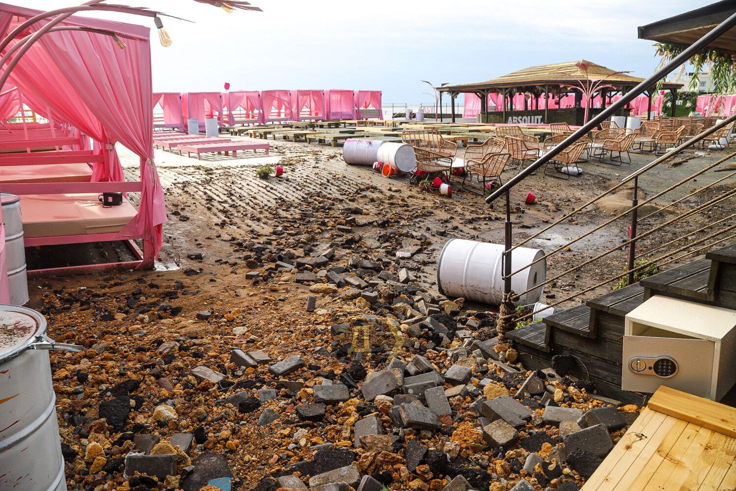 Инфраструктура пляжных комплексов повреждена