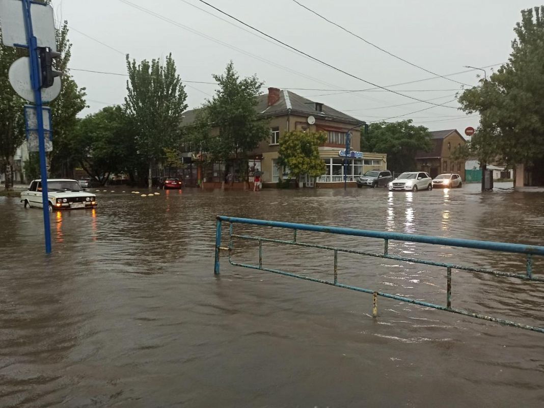 Вода затопила дороги