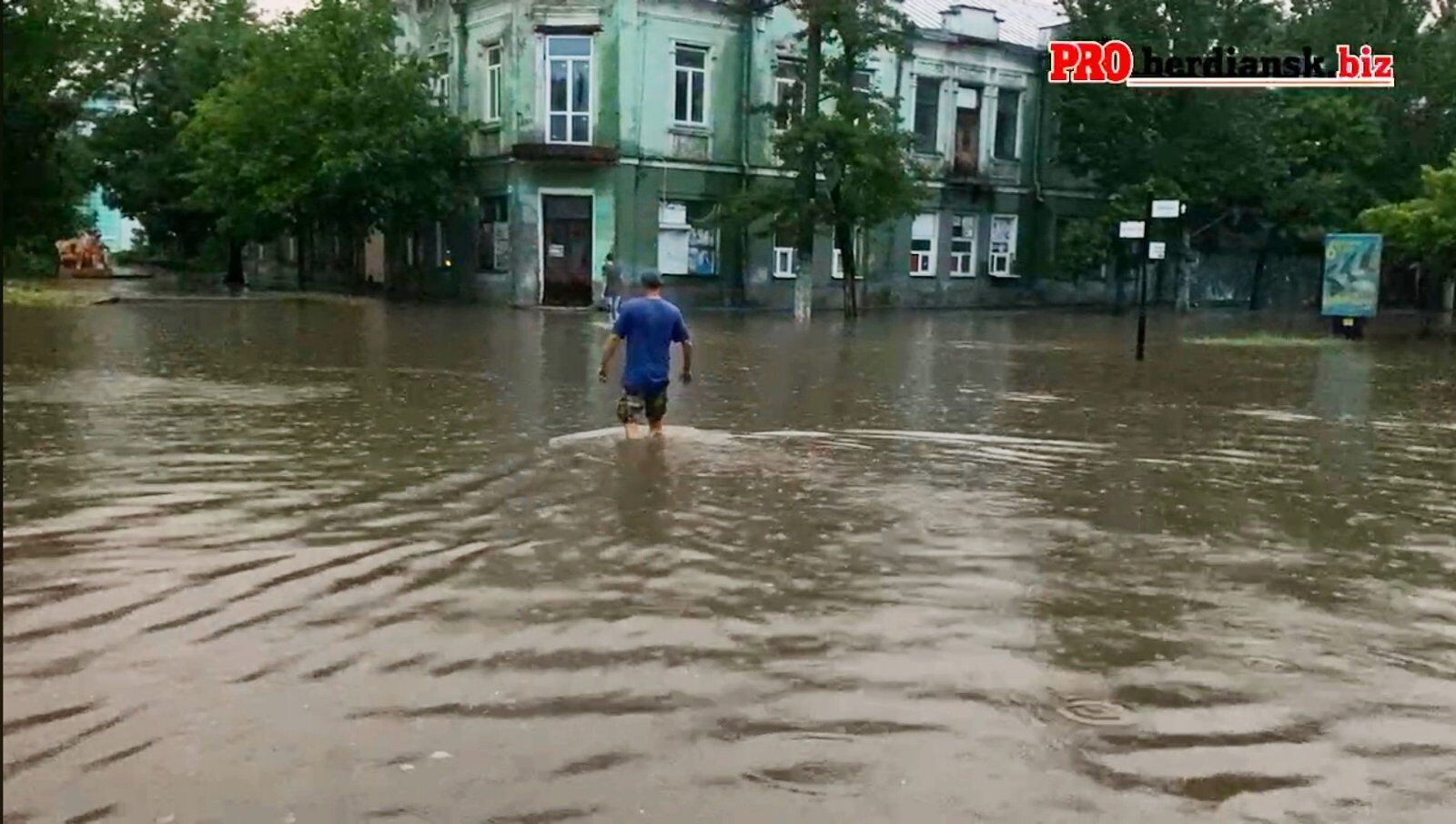 Люди на затопленных улицах