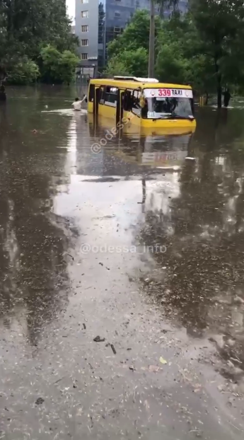 Маршрутка заглохла у воді посеред дороги.