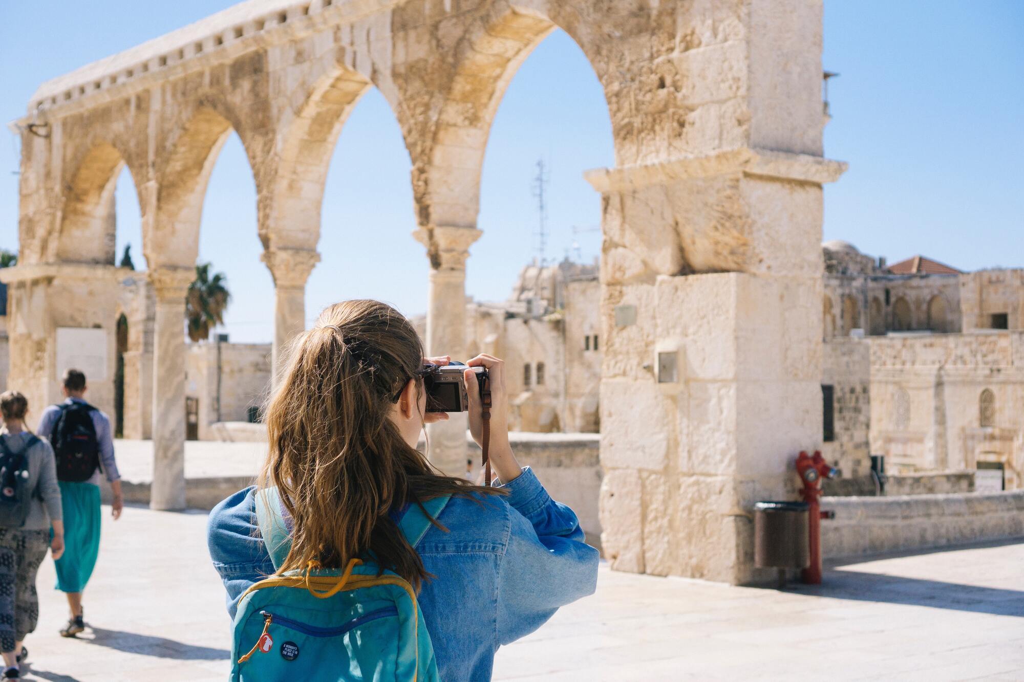 В Израиле, находясь у святых мест, придется прикрыть плечи и колени