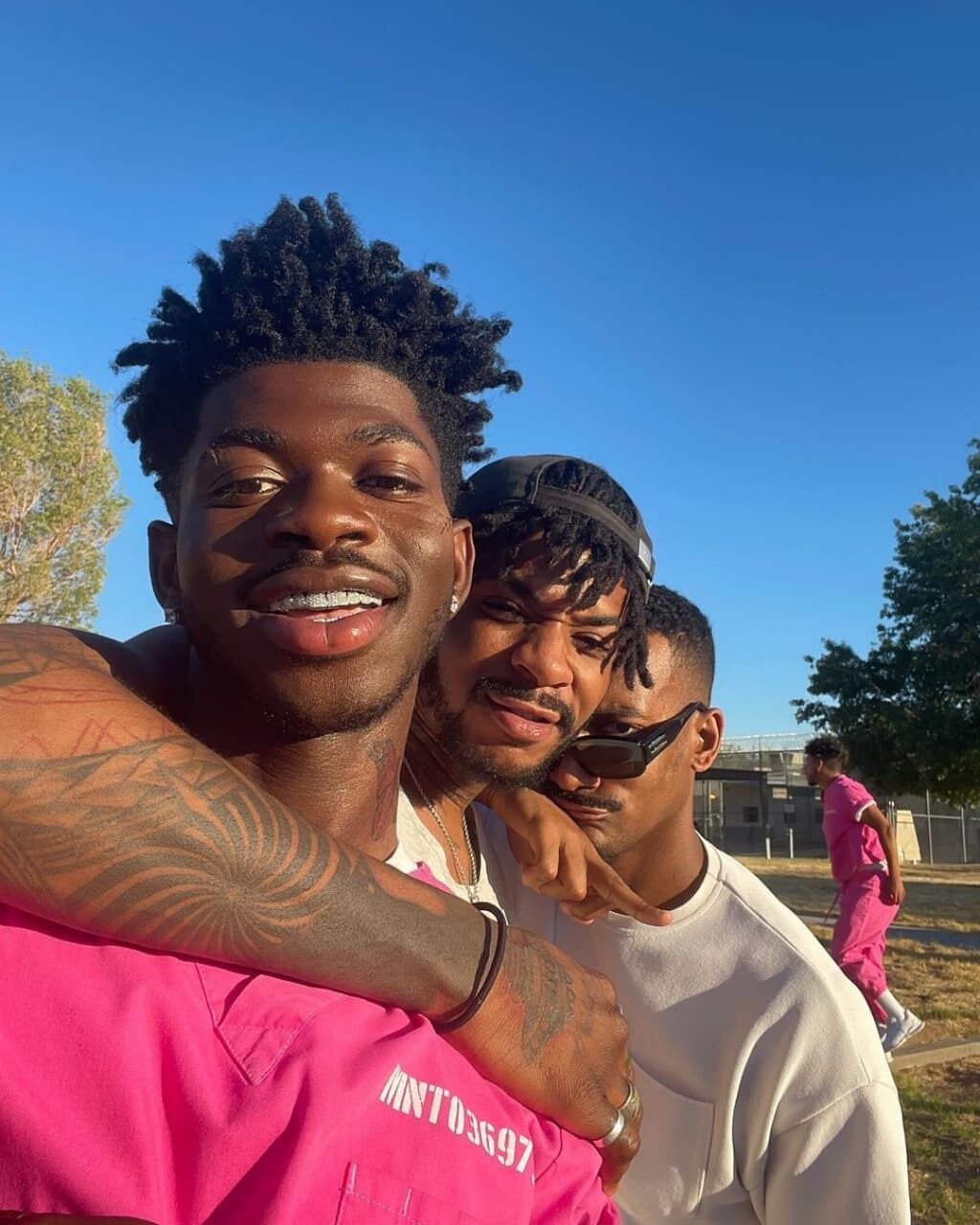 Lil Nas X с другими мужчинами.