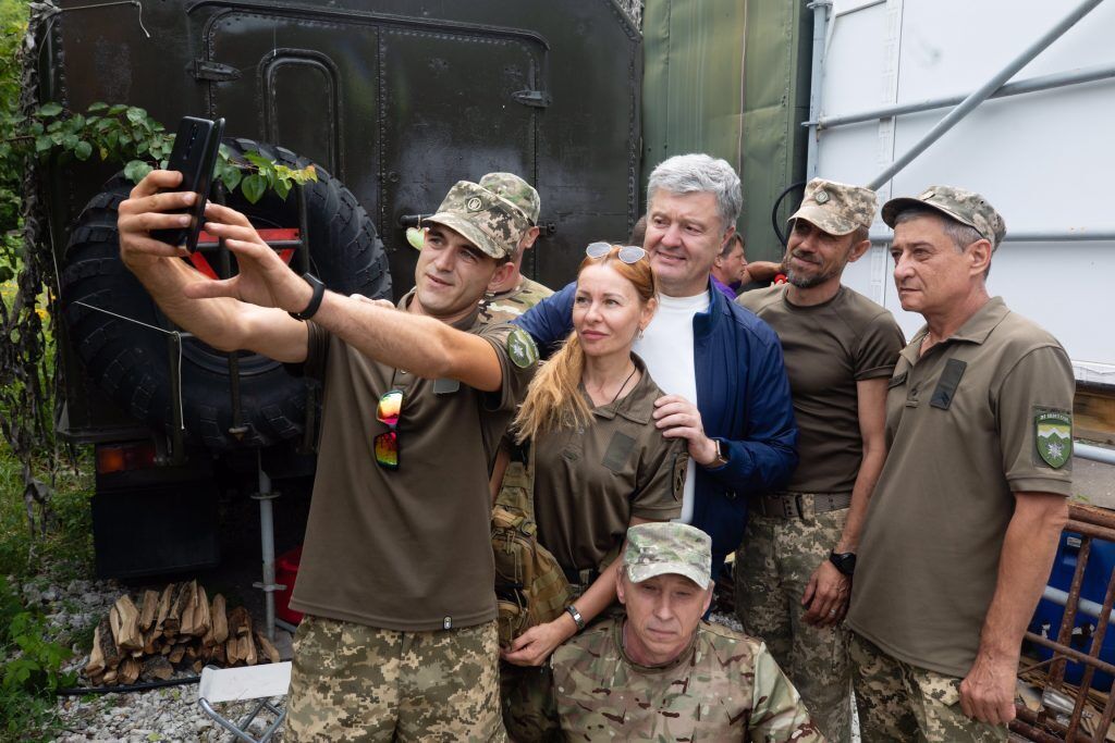 Порошенко побывал на традиционном патриотическом кулеше на Донбассе. Фото