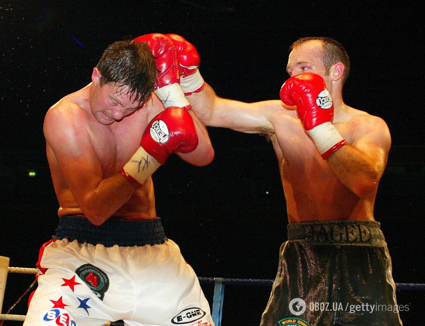 Андре Тюссе (слева) в бою с Брайаном Маги.