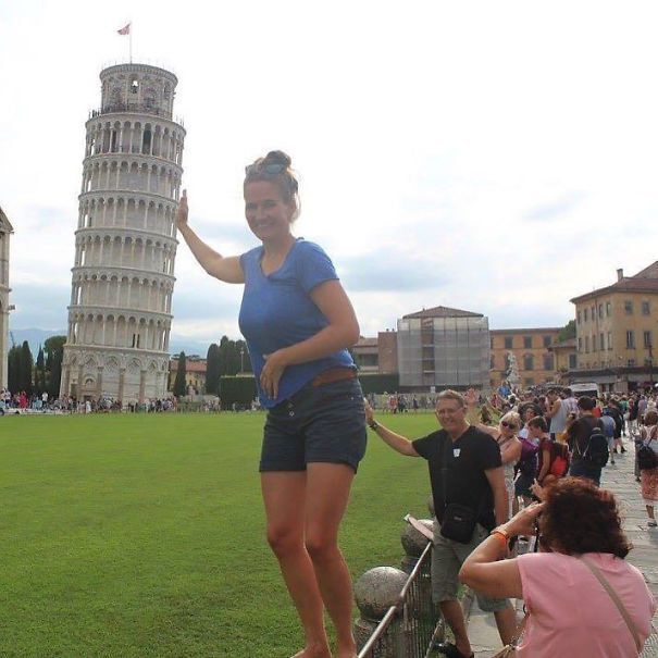 Девушка держит башню