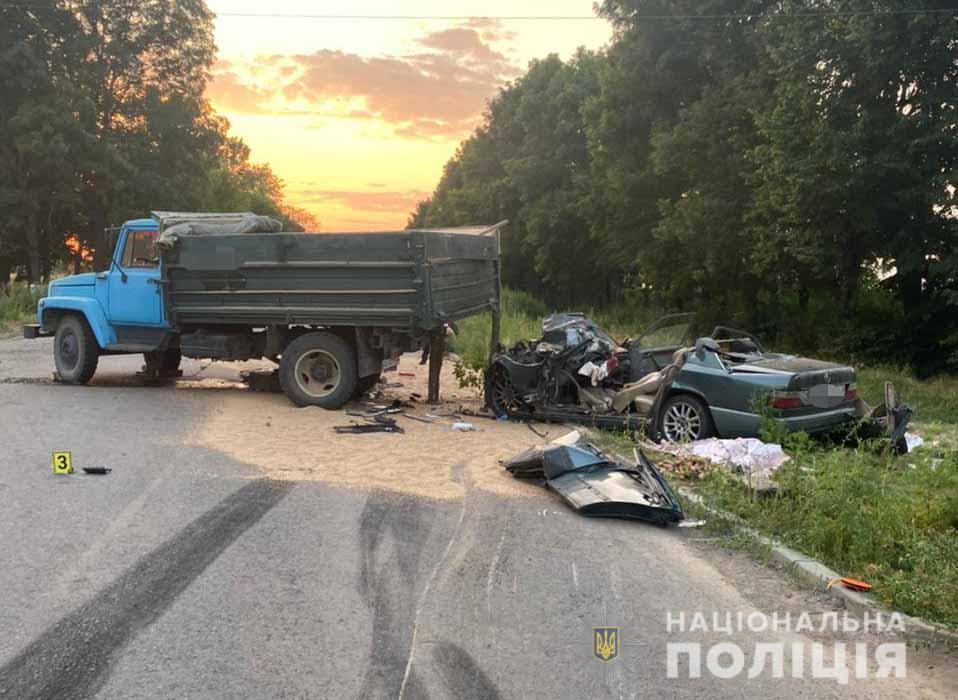 В аварії загинули водій Mercedes із сином-підлітком