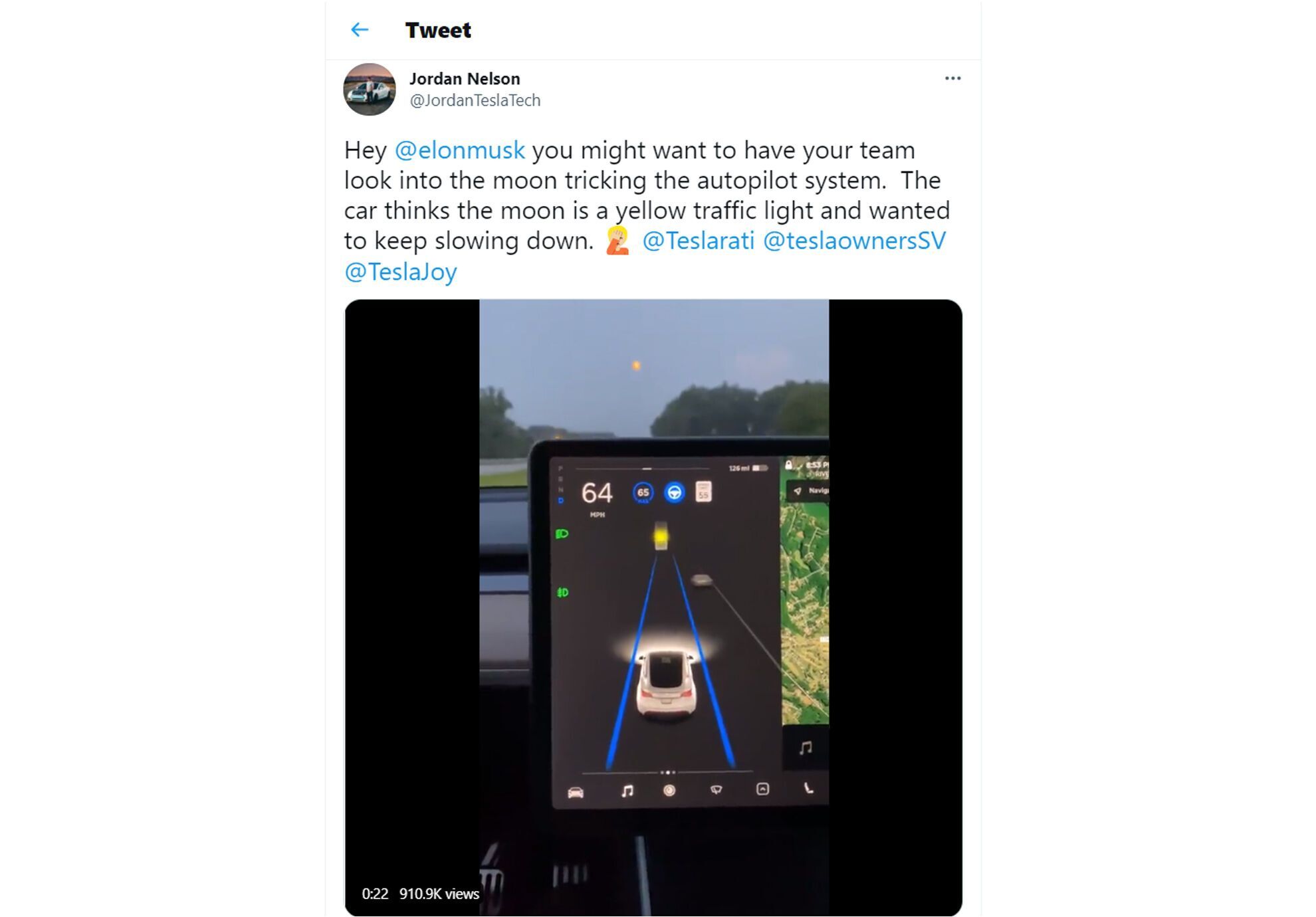 Во время движения бортовой компьютер Tesla воспринимает Луну, как желтый сигнал светофора и хочет затормозить авто