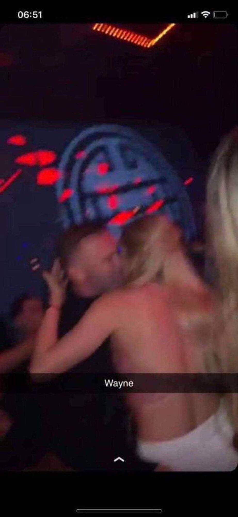 Вейн Руні цілується з блондинкою в клубі