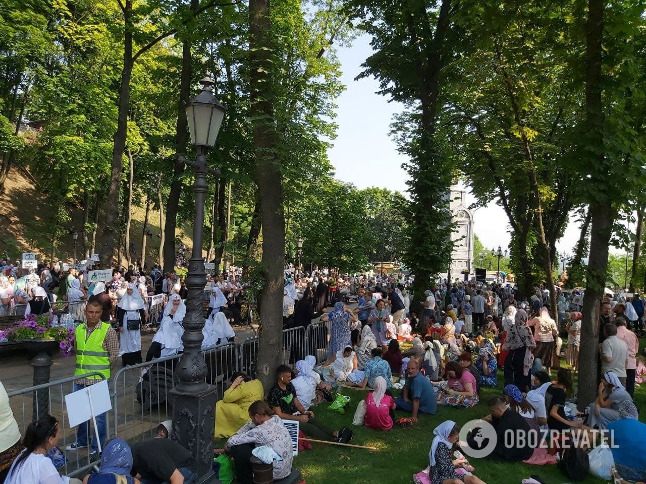 Паломники собираются поближе к месту проведения молебна.