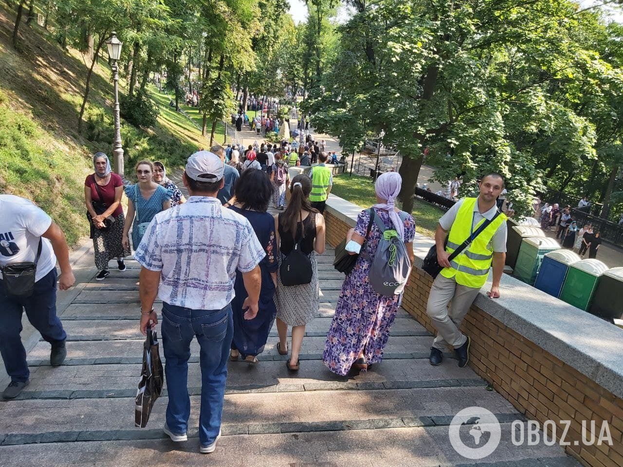 Паломники направляются к памятнику Владимиру Великому.