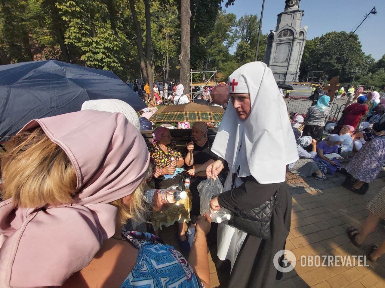 Монахини бесплатно раздавали воду всем желающим.