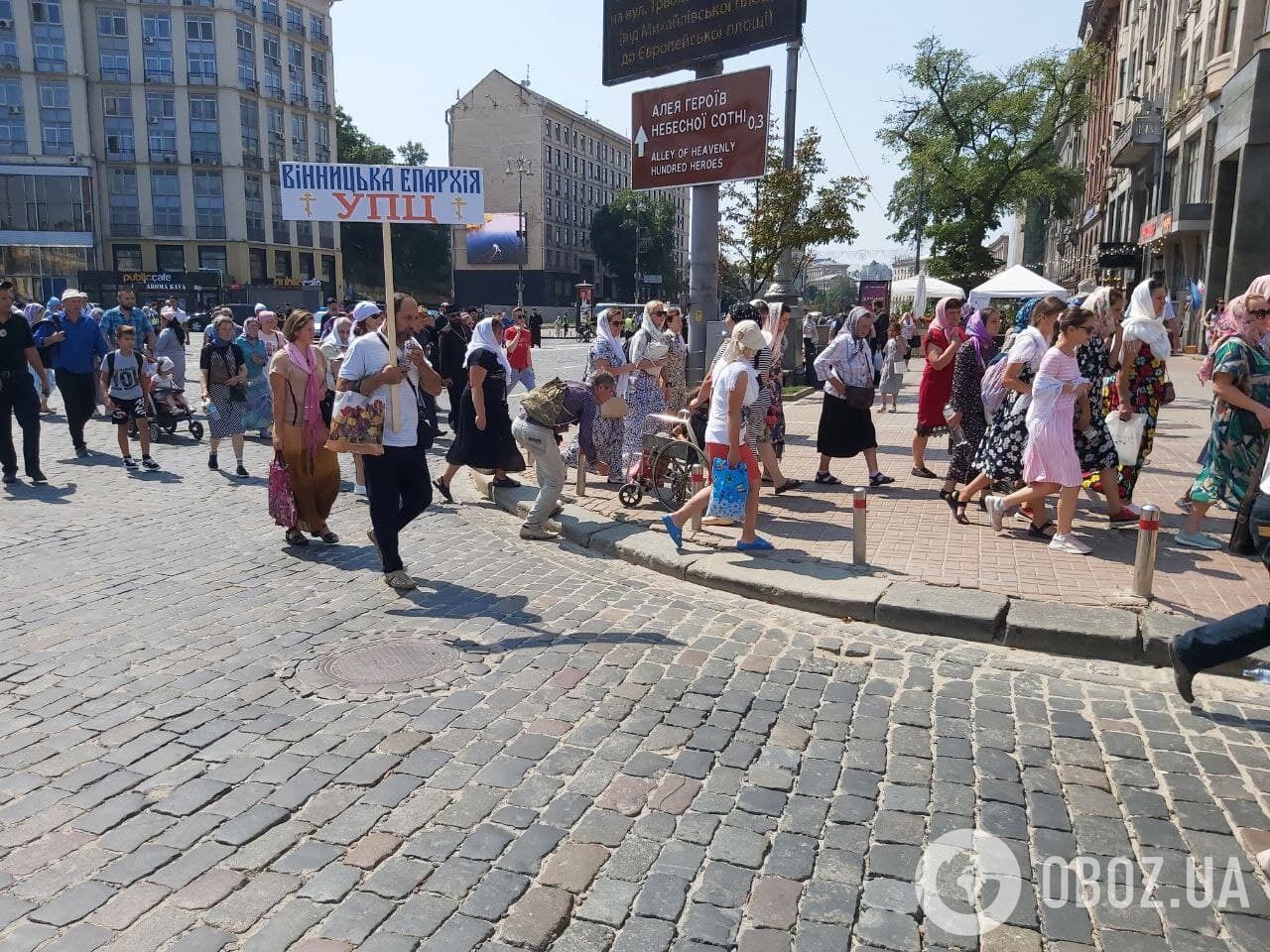 Верующие продолжают идти к Владимирской горке.