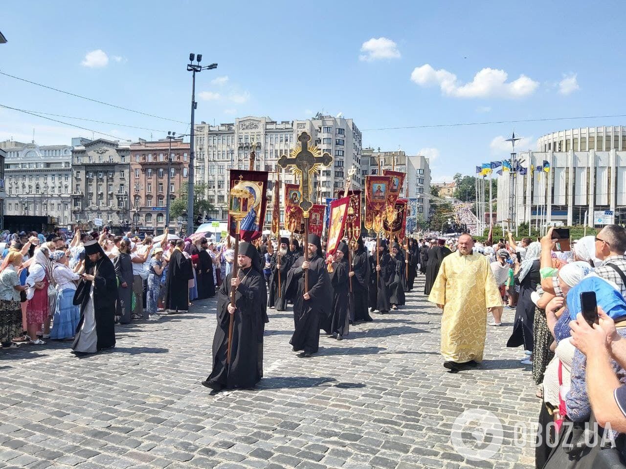 Священики на початку Хресної дороги.