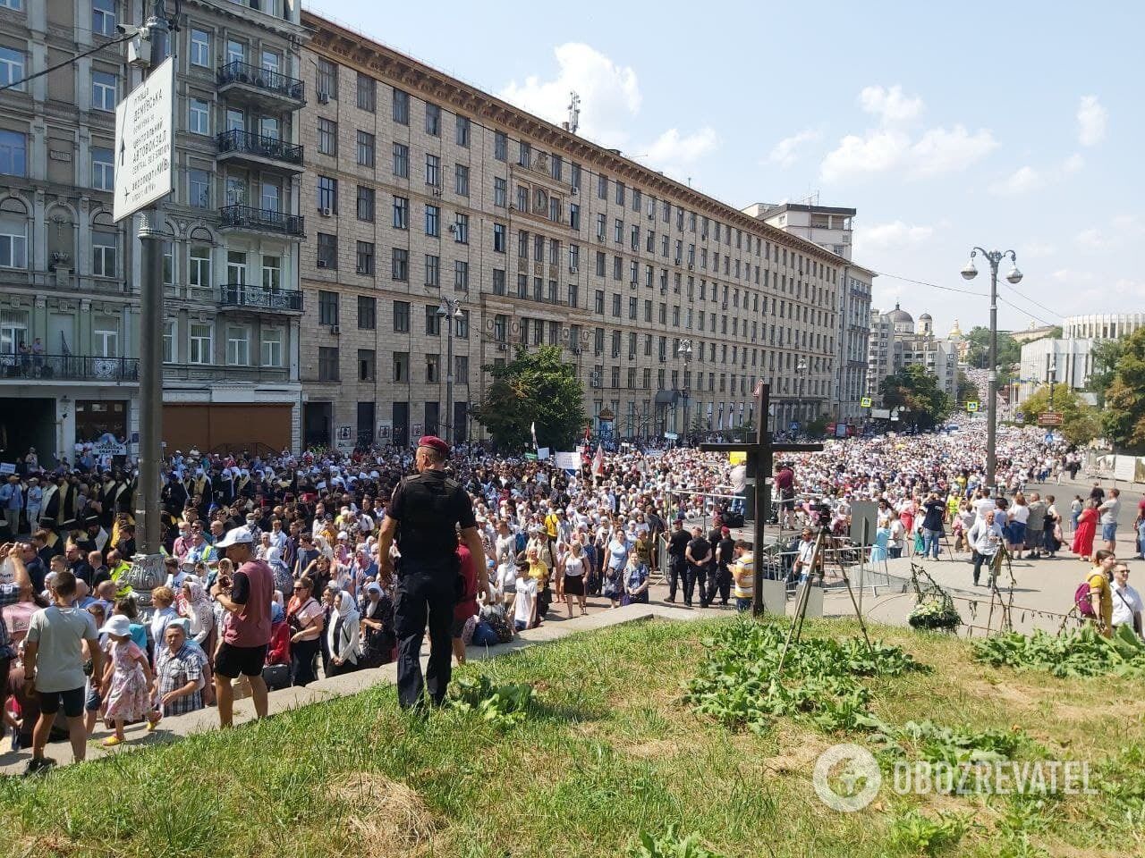 Люди йдуть по вулиці Грушевського.