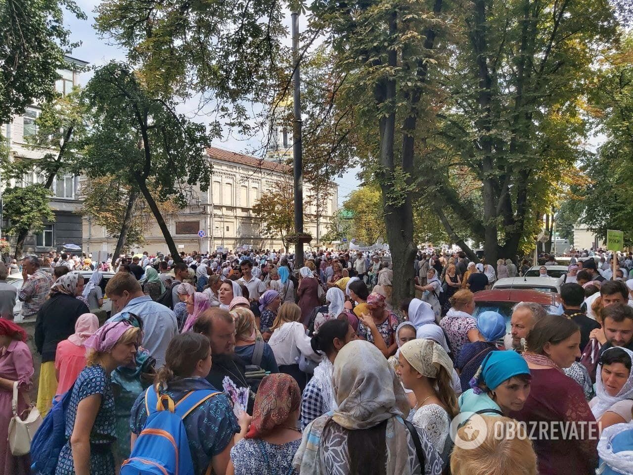 Толпа людей на улице Лаврской.