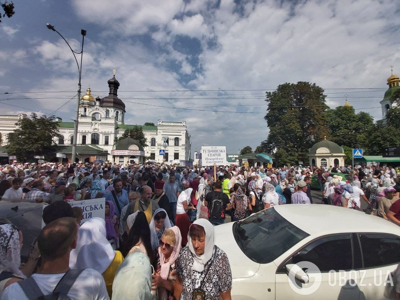 Паломники возле стен Лавры.