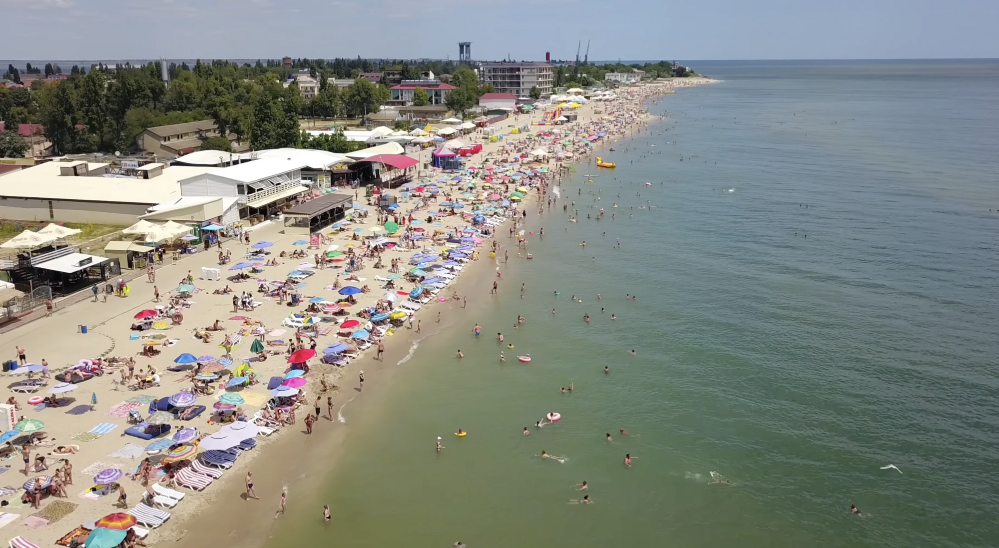 На Центральному пляжі відпочивають сотні туристів
