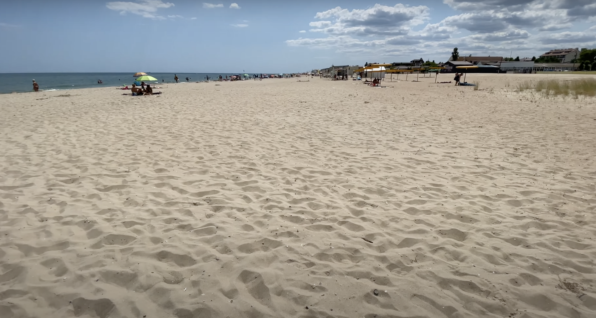 В Солнечном районе очень широкий пляж.