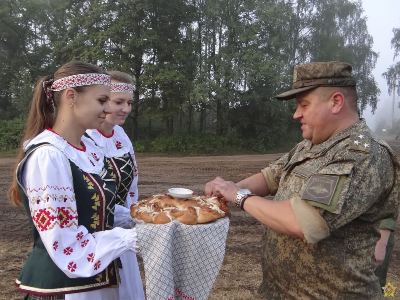 Военных встретили с хлебом и солью.
