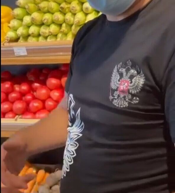 Покупатели заставили мужчину снять футболку с символикой РФ.