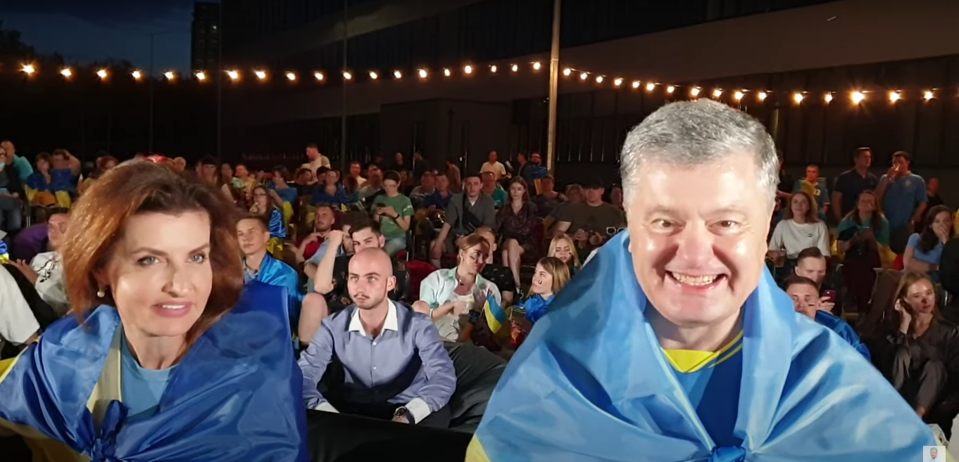 Петр и Марина Порошенко болеют за Украину