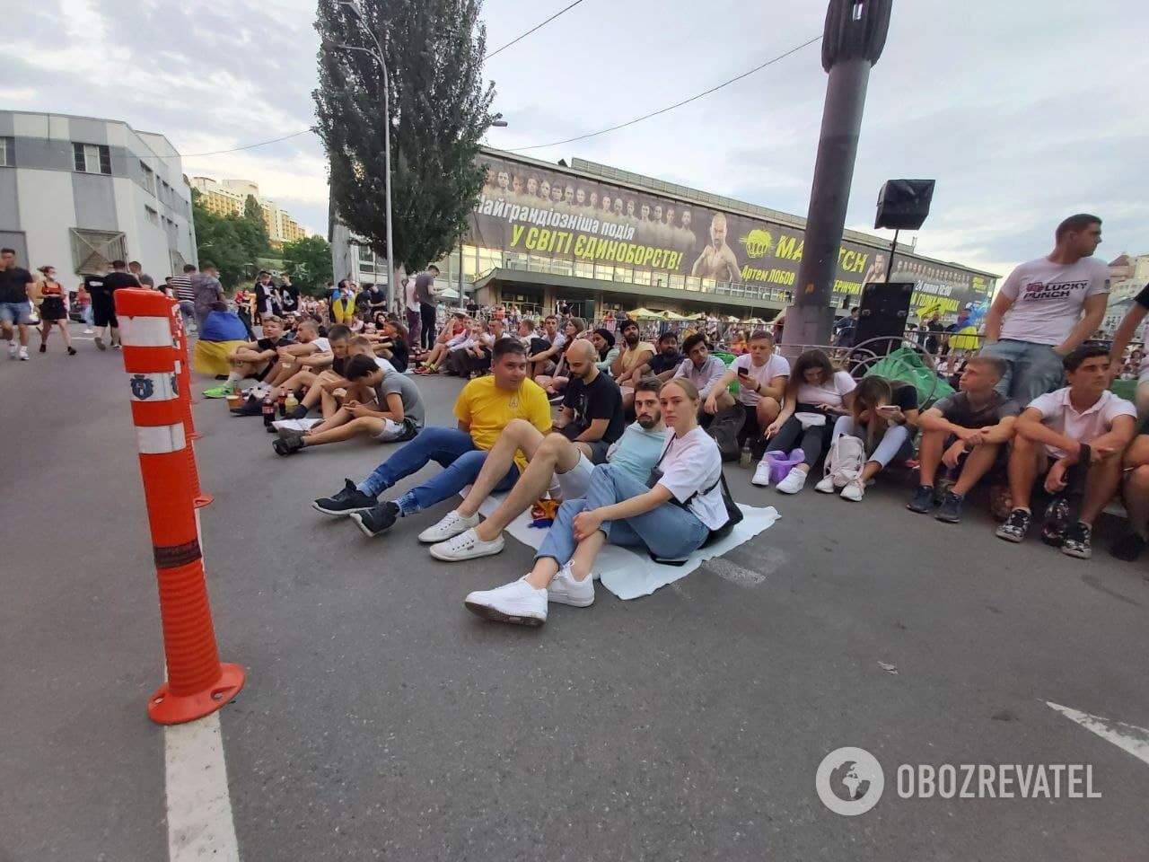 У фан-зону Києва підтягуються вболівальники.