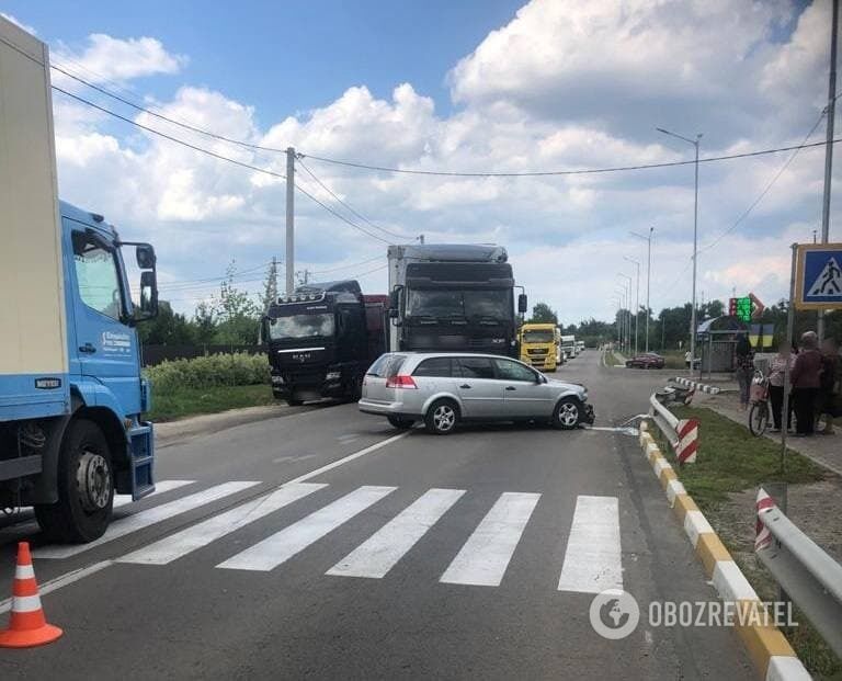 Легковушку после удара отбросило на встречку