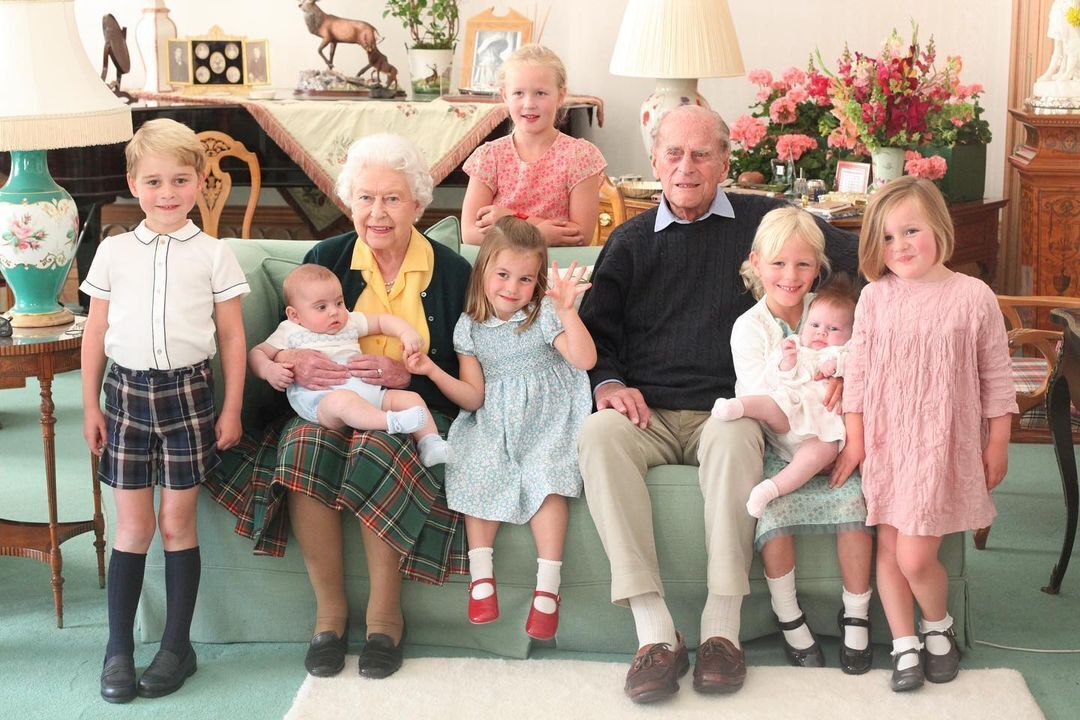 Елизавета II и покойный принц Чарльз с внуками.