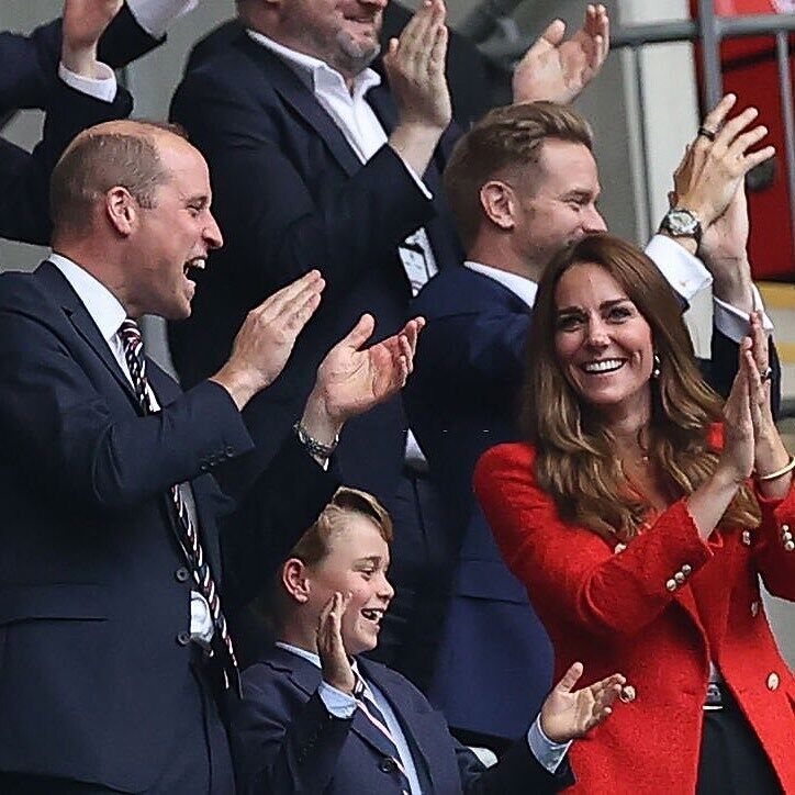 Принц Уильям, Кейт Миддлтон вместе с сыном на футбольном матче.
