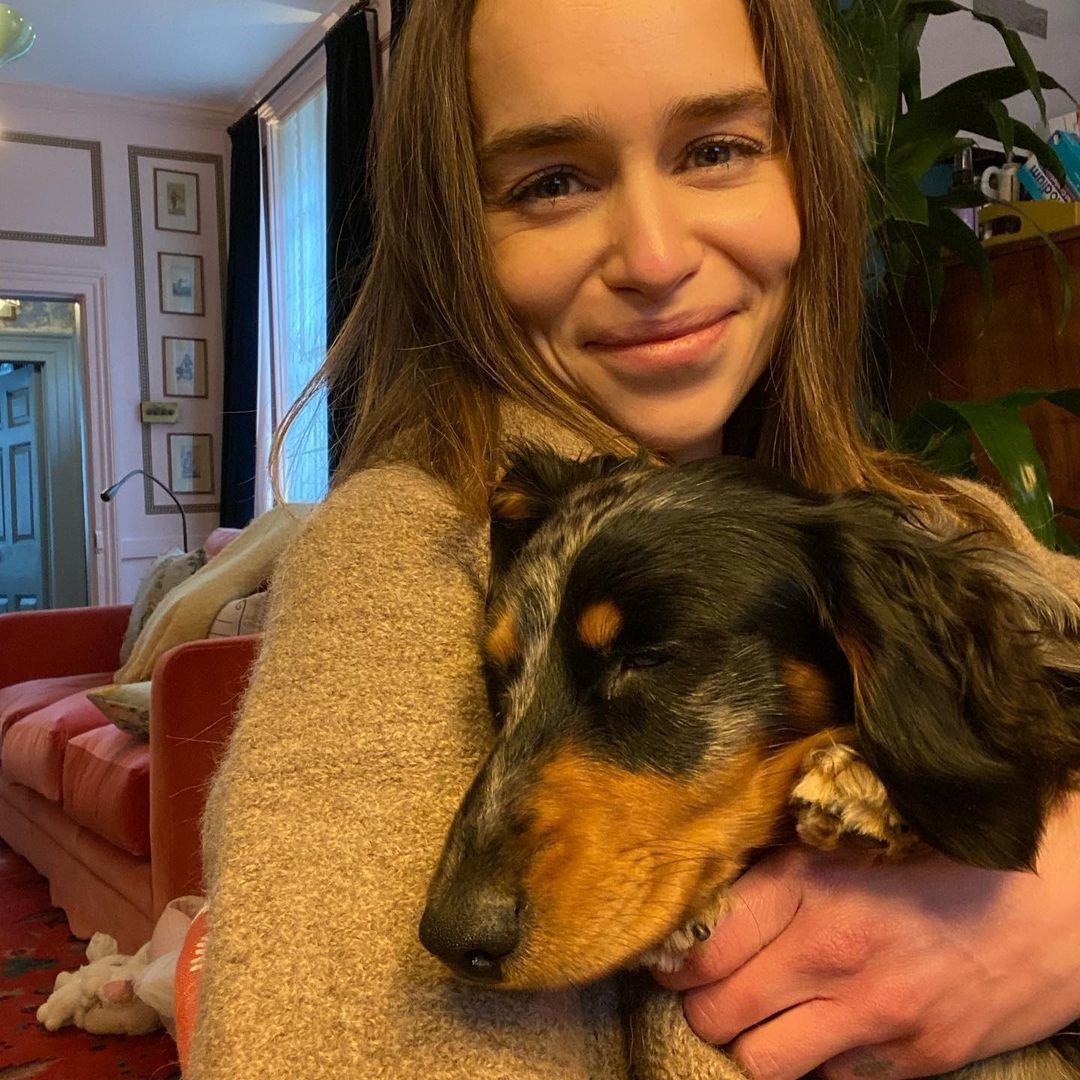 Эмилия Кларк со своей собакой.