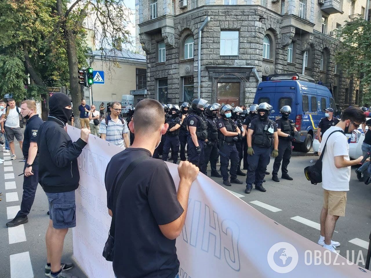 Акция на Банковой переросла в столкновения.