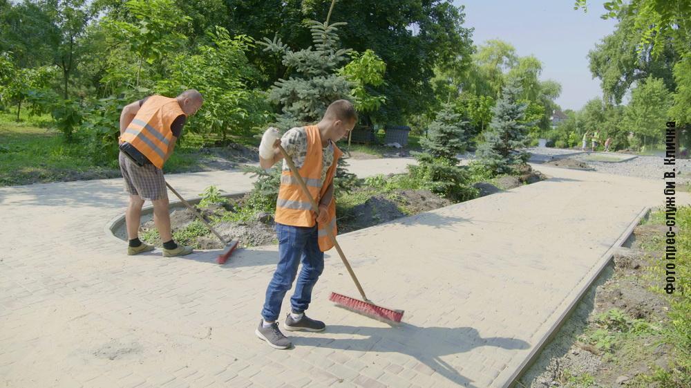 Дорожки украсили плиткой