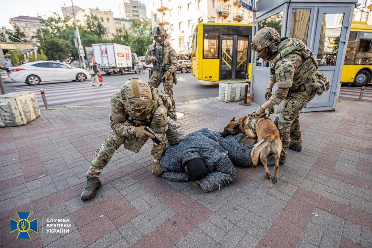 Одного из преступников скрутили прямо посреди улицы