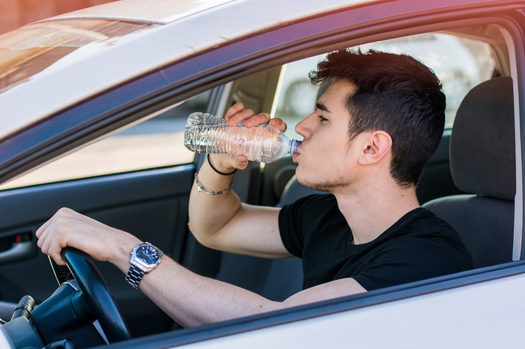 Если вам приходится ездить на большие расстояния в жаркую погоду, убедитесь, что у вас достаточно воды в машине