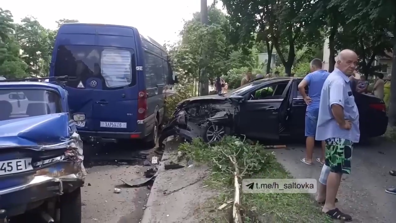 Водитель устроил массовое ДТП