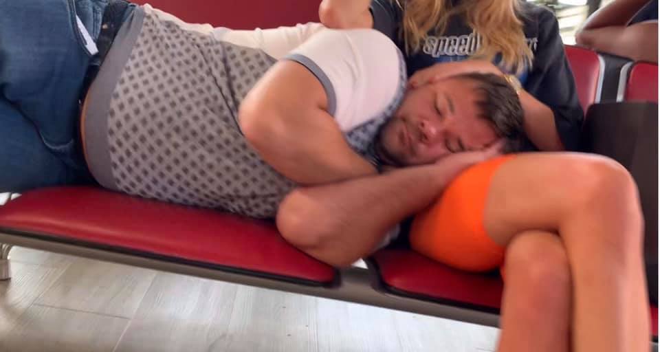 Андрій Богдан заснув в аеропорті на колінах у коханої