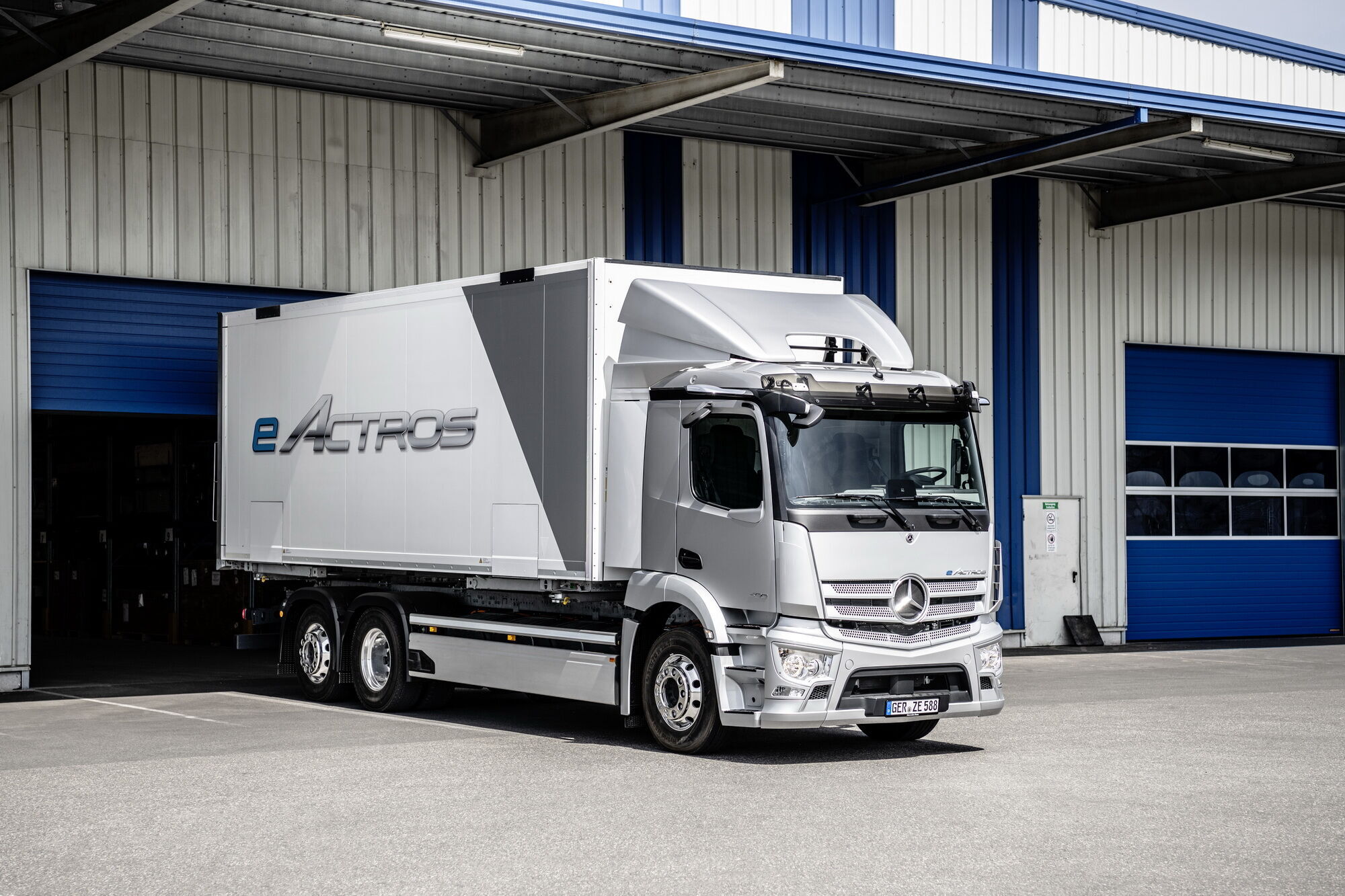 30 июня нынешнего года компания Daimler Trucks презентовала полностью электрический грузовик eActros