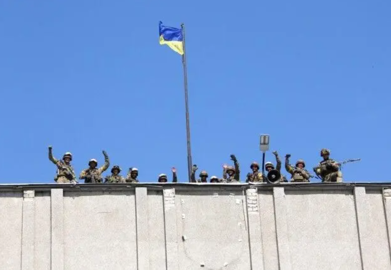 Украинский флаг над Славянском