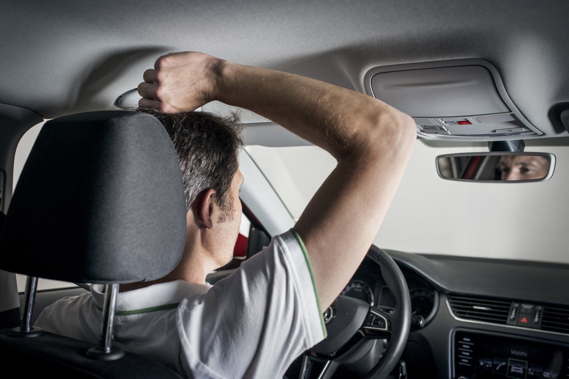 Vежду головой водителя и потолком автомобиля должен поместиться сжатый кулак