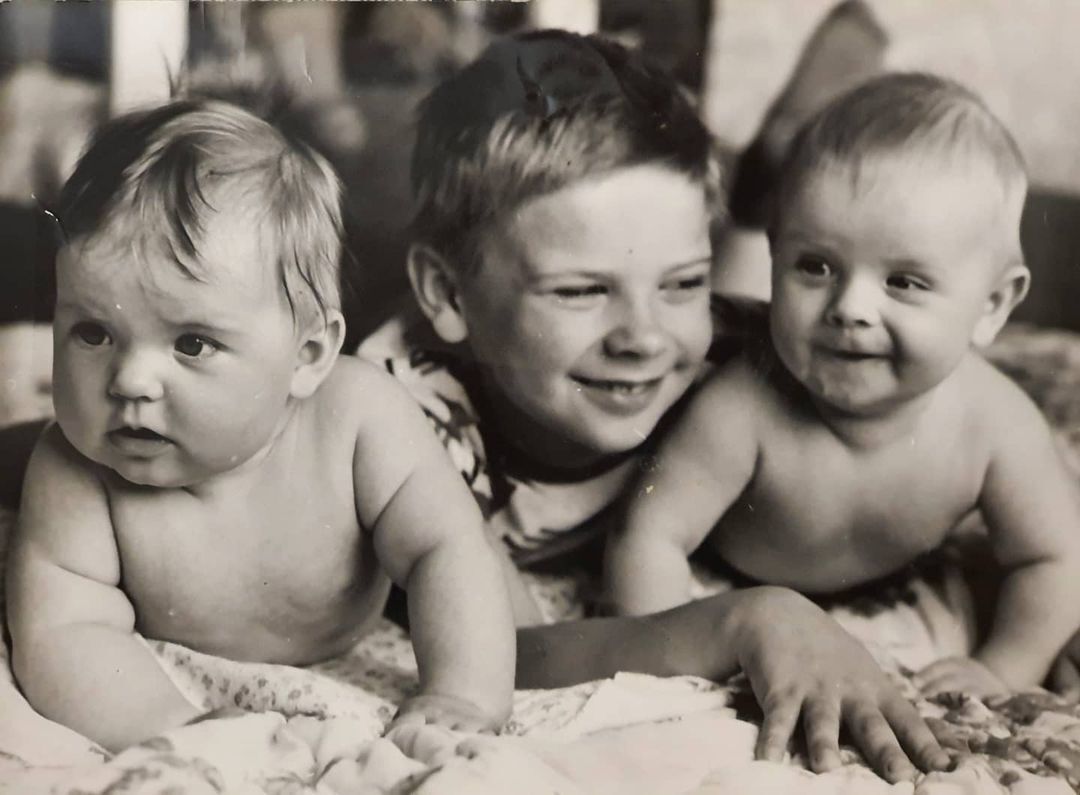 Дмитрий Комаров с сестрой и братом