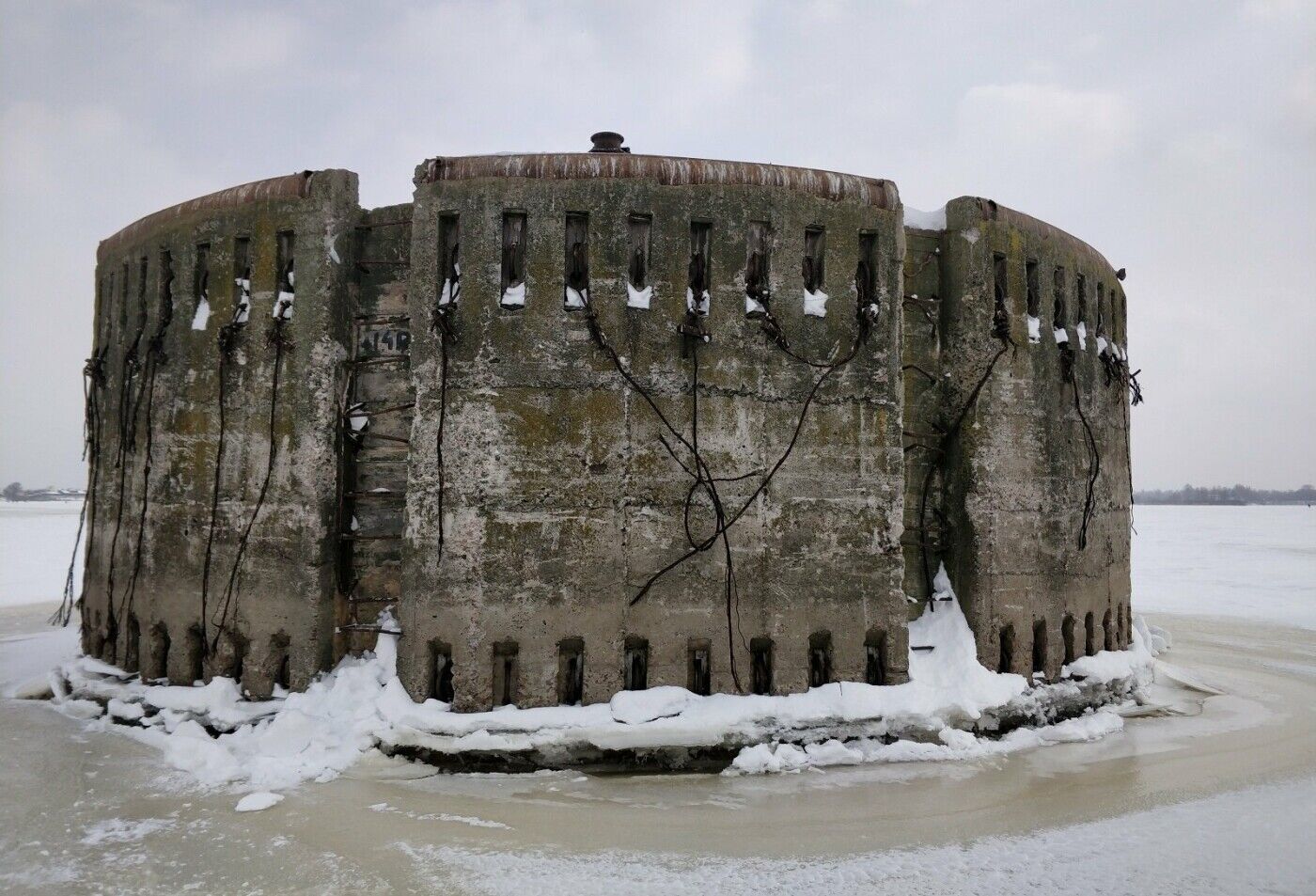 Зимой некоторые смельчаки подходят к башне по льду.