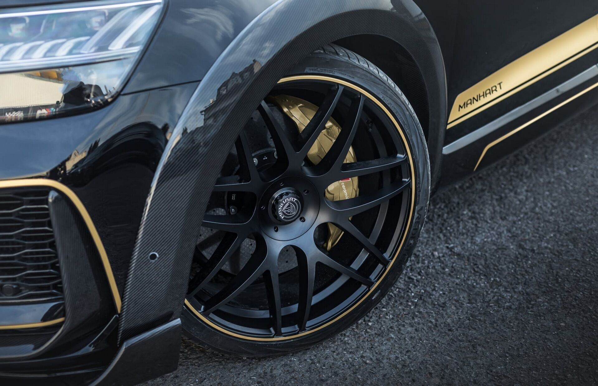 Крупные 24-дюймовые колесные диски Manhart “Classic line” в черном матовом цвете украшены золотистыми вставками