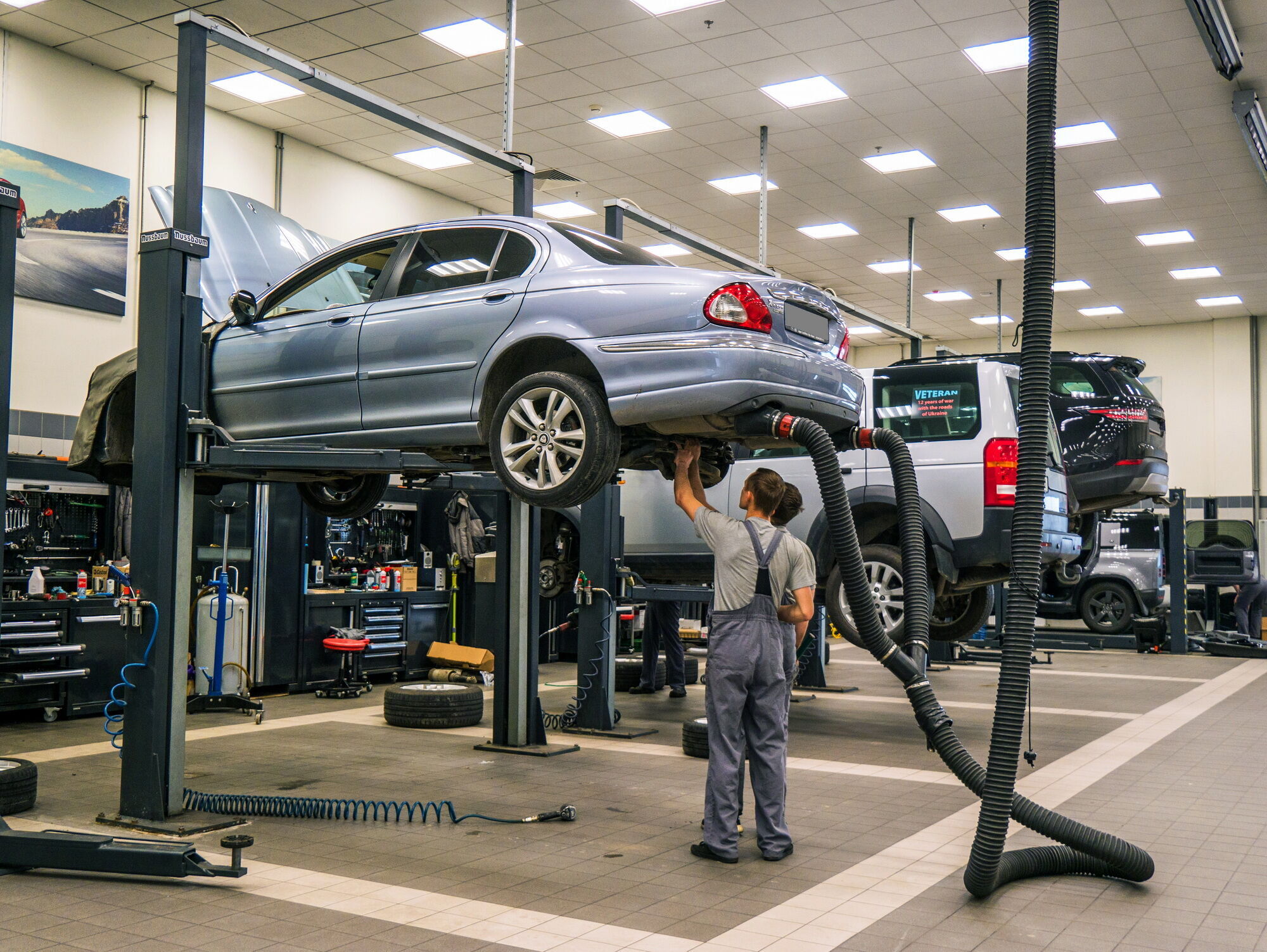 Усі механіки в офіційній дилерській мережі Jaguar Land Rover проходять підготовку в спеціальних навчальних центрах